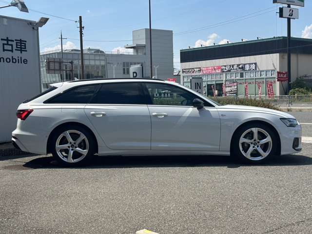 Audiの車両は、空気力学を考慮した流れるようなラインが強調されており、スポーティでエレガントな印象を与えます。