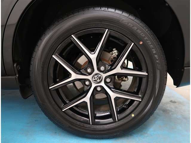 【タイヤ・ホイール】タイヤサイズ235/55R18の純正アルミホイールです。タイヤ溝は約8mmになります。