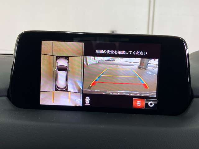 360度ビューカメラを搭載。4方の小型カメラの映像を処理し、車両真上からの映像に変換しています。