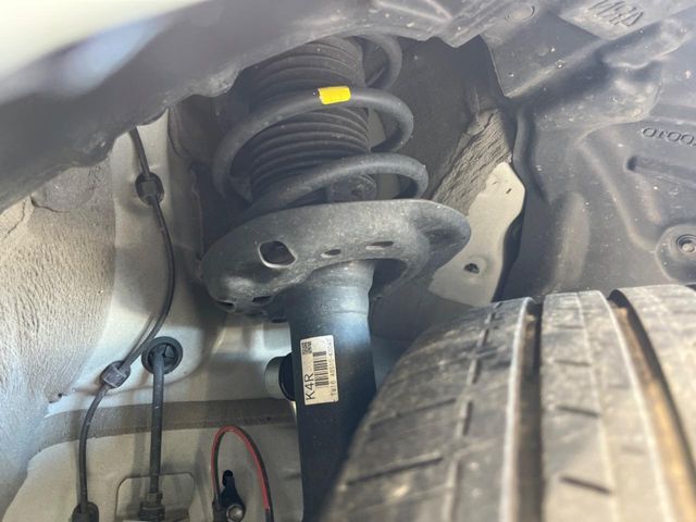 お車を安心してお乗りいただく為には、足回りの定期点検が欠かせません。サービスサポート（有償保証）では無料点検もご提供しており、安心のカーライフをお過ごしいただけるサポート体制が整っています。