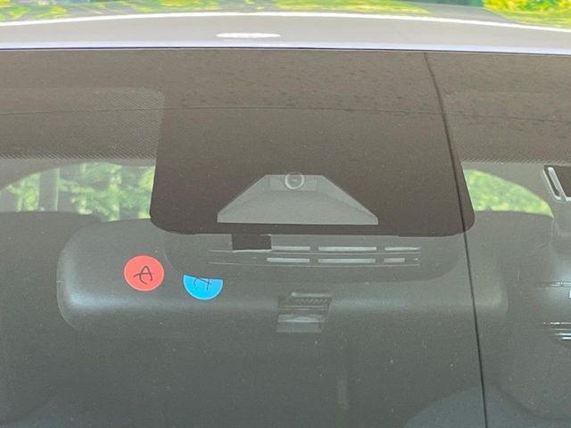 【トヨタセーフティセンス】走行中に前方の車両等を認識し、衝突しそうな時は警報とブレーキで衝突回避と被害軽減をアシスト。より安全にドライブをお楽しみいただけます。