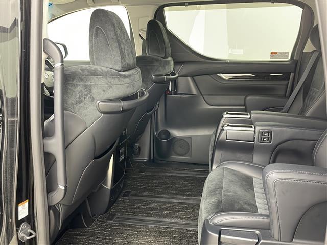 【フロアマット】車内を綺麗に保つのには必須のアイテムです。当店ではフカフカな新品マットも絶賛取り扱い中！ぜひご相談くださいませ。