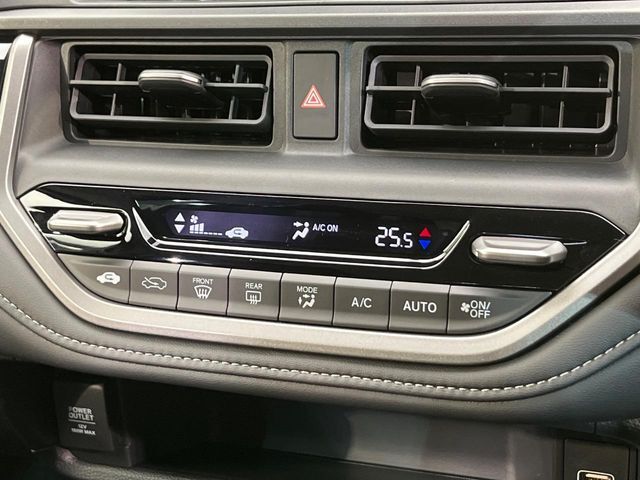 【オートエアコン】一度お好みの温度に設定すれば、車内の温度を検知し風量や温度を自動で調整。暑い…寒い…と何度もスイッチ操作をする必要はありません。快適な車内空間には必須の機能ですね♪