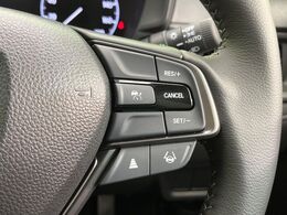 【アダプティブクルーズコントロール】高速道路での長距離走行が楽に！！自動で速度を保つクルーズコントロールが、衝突軽減システムと連携し、前方の車両を感知して車間を保つように速度調節してくれます！！