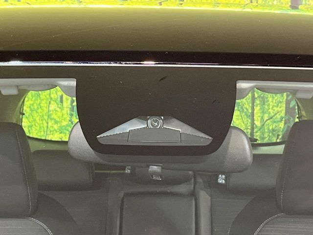 【ホンダセンシング】走行中に前方の車両等を認識し、衝突しそうな時は警報とブレーキで衝突回避と被害軽減をアシスト。より安全にドライブをお楽しみいただけます。