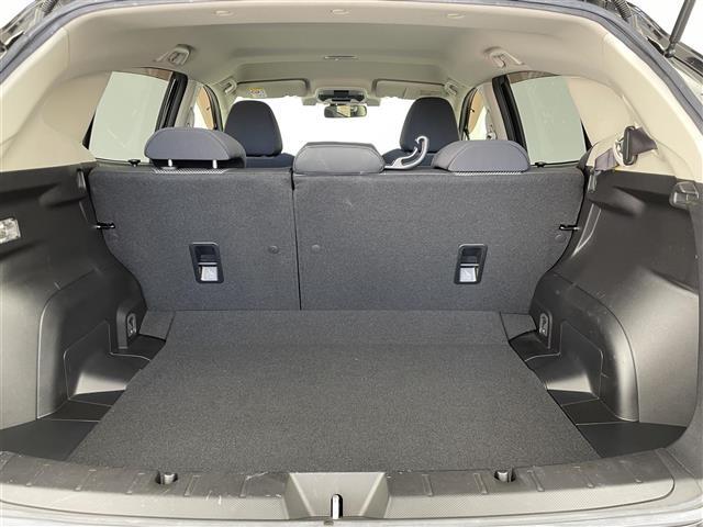 【トランク】積み込みやすくて、たっぷり積める荷室です。シートアレンジできるものは、乗車人数と荷物の量や大きさによってシートを動かすことができるので、より快適なドライブが可能です！