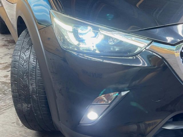 【LEDヘッドライト】悪天候や夜間走行時も良好な視界を確保し安心して運転できる高輝度LEDヘッドライトを装備！点灯速度が早く、消費電力も抑えられています。