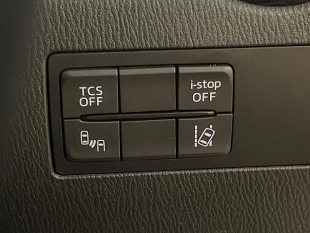 【レーンキープアシストシステム】高速道路走行時、車線からはみ出しそうな時にステアリングを制御し車線内を走行する様にアシスト。より安全な運転をサポートしてくれます！