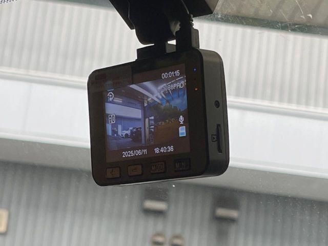 【ドライブレコーダー】安心・安全なカーライフに必須のドライブレコーダーを装備！走行中はもちろん、あおり運転や事故に遭遇した際の状況も映像で記録し、万一のリスクに備えます。