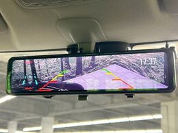 【バックカメラ】駐車時に後方がリアルタイム映像で確認できます。大型商業施設や立体駐車場での駐車時や、夜間のバック時に大活躍！運転スキルに関わらず、今や必須となった装備のひとつです！