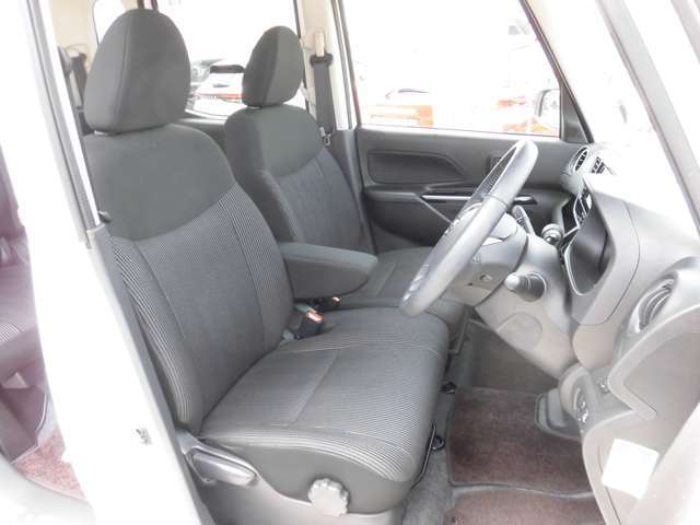 運転席は広々とゆったりしております。広いと乗り降りもラクラクですし、運転時も疲れにくくて運転しやすいですよ。