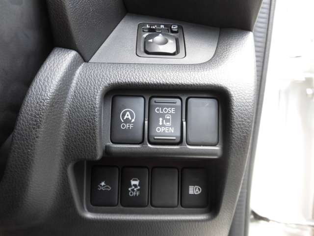 運転席右側には電動スライドドア等各種スイッチがまとめられています！