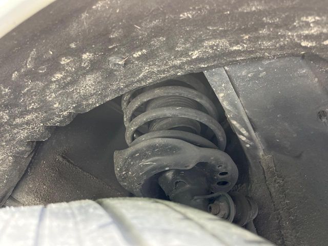 お車を安心してお乗りいただく為には、足回りの定期点検が欠かせません。サービスサポート（有償保証）では無料点検もご提供しており、安心のカーライフをお過ごしいただけるサポート体制が整っています。