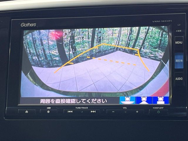 【バックカメラ】駐車時に後方がリアルタイム映像で確認できます。大型商業施設や立体駐車場での駐車時や、夜間のバック時に大活躍！運転スキルに関わらず、今や必須となった装備のひとつです！