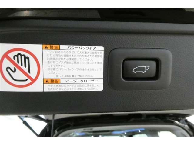 バックドアの底部にパワーバックドアとイージークローザーの取り扱いに関する説明と注意を記入したシールが貼ってあります。シールの横にパワーバックドアのスイッチが付いてます