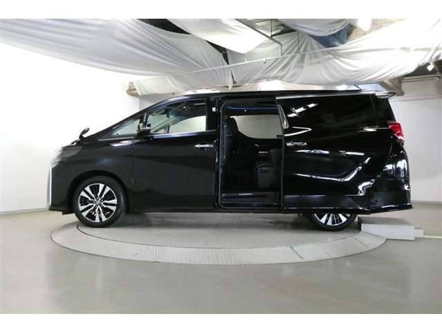 助手席側は電動スライドドアになってます。運転席やキーのリモコンで開閉できるので手が塞がっていても楽に積み降ろし出来ますよ。