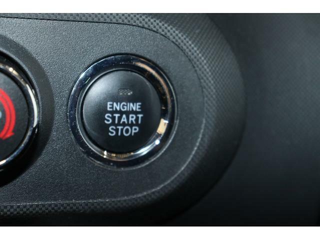 エンジンスイッチ　電子カードを携帯し、ブレーキを踏みながらボタンを押すだけで、エンジンをかけることができます
