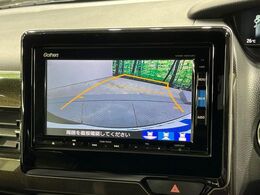 【バックカメラ】駐車時に後方がリアルタイム映像で確認できます。大型商業施設や立体駐車場での駐車時や、夜間のバック時に大活躍！運転スキルに関わらず、今や必須となった装備のひとつです！