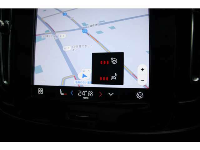 フロントシートには、シートヒーターに加えステアリングホイールヒーターも装備しています。シートヒーターはフロントだけでなくリアシートにも装備。4席で独立した調整が可能です