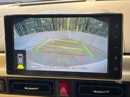 【バックカメラ】駐車時に後方がリアルタイム映像で確認できます。大型商業施設や立体駐車場での駐車時や、夜間のバック時に大活躍！運転スキルに関わらず、今や必須となった装備のひとつです！