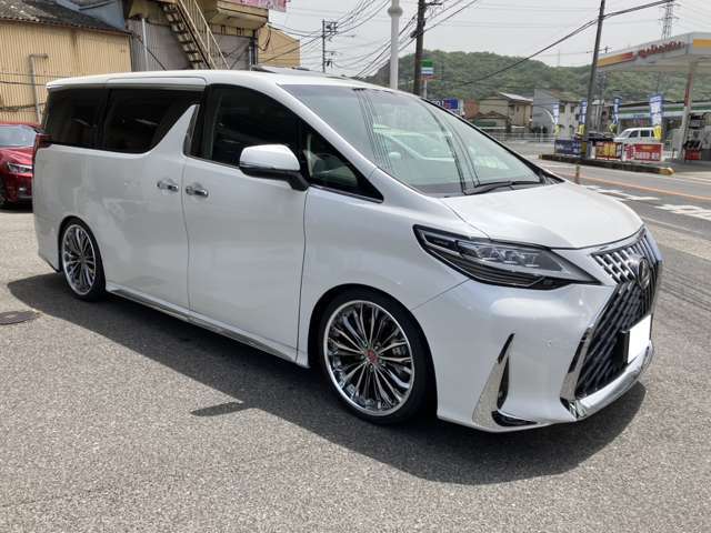 日本全国への納車も経験豊富な私たちにお任せ下さい！株ゼロと提携ネットワークと併せ、自社ローダーでの納車などもご自宅、またはご指定場所までOK！＊引取りにご来店の際は、車検証登録済みでお渡しとなります。