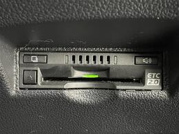 【ETC】有料道路を利用する際に料金所で停止することなく通過できる、ETC車載器（ノンストップ自動料金収受システム機器）が装備されています。セットアップを行うことで利用可能になります。