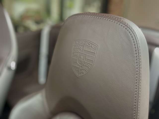 エンボス加工ヘッドレスト。