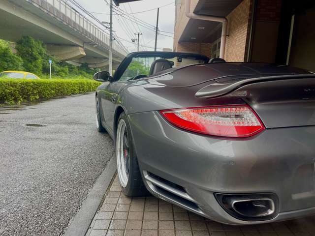 テールレンズは純正LED。