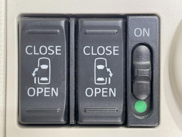 【両側パワースライドドア】スマートキーや運転席のスイッチで後席両側スライドドアの開閉が可能♪電動だから力を入れてドアを開ける必要が無く、小さなお子様でも簡単に開け閉めでき快適です♪