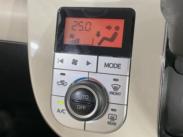 【オートエアコン】一度お好みの温度に設定すれば、車内の温度を検知し風量や温度を自動で調整。暑い…寒い…と何度もスイッチ操作をする必要はありません。快適な車内空間には必須の機能ですね♪