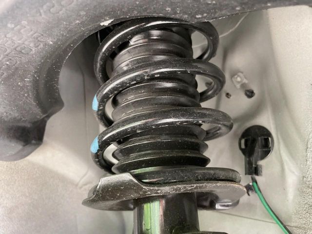 お車を安心してお乗りいただく為には、足回りの定期点検が欠かせません。サービスサポート（有償保証）では無料点検もご提供しており、安心のカーライフをお過ごしいただけるサポート体制が整っています。