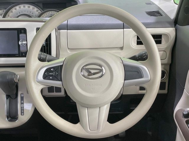 インテリアに合わせたデザインのステアリングは、運転される方のことも考え、運転しやすい形状、大きさです。是非一度、実際に触ってお確かめください。