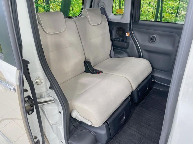 後部座席も気になるようなキズ・汚れやへたり等、大きなダメージはなく、良好な状態です。