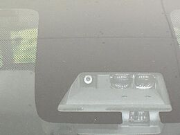 【トヨタセーフティセンス】走行中に前方の車両等を認識し、衝突しそうな時は警報とブレーキで衝突回避と被害軽減をアシスト。より安全にドライブをお楽しみいただけます。