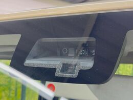 【スズキ　セーフティサポート】走行中に前方の車両等を認識し、衝突しそうな時は警報とブレーキで衝突回避と被害軽減をアシスト。より安全にドライブをお楽しみいただけます。