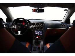 アルファロメオが開発したスエードのような手触りとしっかりとした質感、優れた通気性と高い耐久性を兼備えたマイクロファイバー素材Alfatexが採用