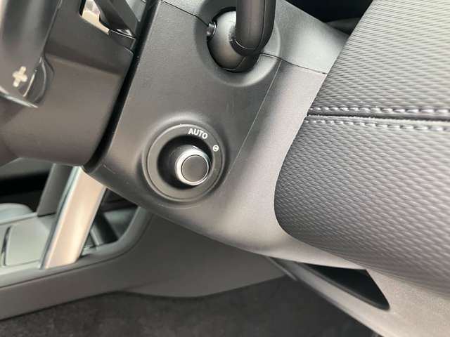【電動コラム】シートメモリーと合わせて使用すると複数人運転する場合は、お好きなポジションを記憶する事ができます。細かな調節も可能なため、ストレスなく運転が出来ます。