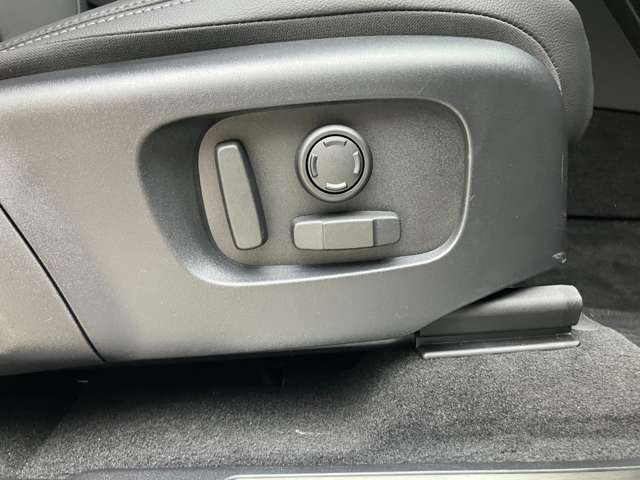 【12way電動フロントシート】シートポジションは電動にて微調節が可能になります。ランバー調節機能も付いております！