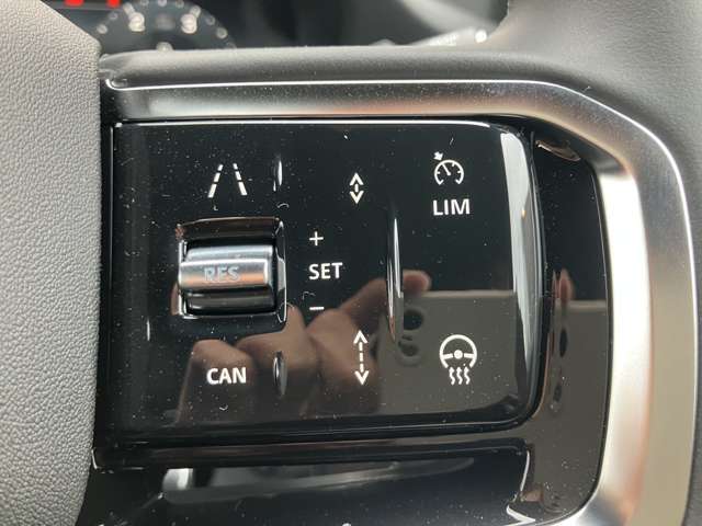 【アダプティブクルーズコントロール】全車速対応のACCやブラインドスポット、レーンキープアシスト機能などを搭載します。ステアリングホイールヒーターも搭載されているタイプになります。