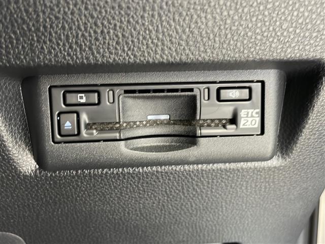 【ETC】有料道路を利用する際に料金所で停止することなく通過できる、ETC車載器（ノンストップ自動料金収受システム機器）が装備されています。セットアップを行うことで利用可能になります。