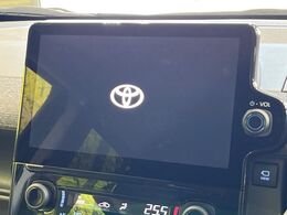 【純正ナビ】人気の純正ナビを装備しております。ナビの使いやすさはもちろん、オーディオ機能も充実！キャンプや旅行はもちろん、通勤や買い物など普段のドライブも楽しくなるはず♪
