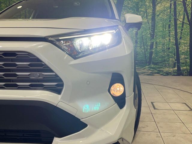 【LEDヘッドライト】悪天候や夜間走行時も良好な視界を確保し安心して運転できる高輝度LEDヘッドライトを装備！点灯速度が早く、消費電力も抑えられています。