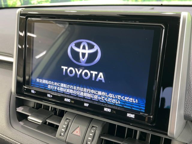 【純正9型ナビ】人気の純正ナビを装備。オーディオ機能も充実しており、Bluetooth接続すればお持ちのスマホやMP3プレイヤーの音楽を再生可能！毎日の運転がさらに楽しくなります！！