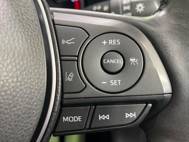 【レーダークルーズコントロール】高速道路での長距離走行が楽に！！自動で速度を保つクルーズコントロールが、衝突軽減システムと連携し、前方の車両を感知して車間を保つように速度調節してくれます！！