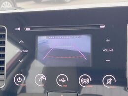 【バックカメラ】駐車時に後方がリアルタイム映像で確認できます。大型商業施設や立体駐車場での駐車時や、夜間のバック時に大活躍！運転スキルに関わらず、今や必須となった装備のひとつです！