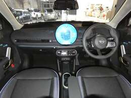 インパネ周りは、MINIの昔ながらのデザインを踏襲しつつ、円形の有機ELセンターディスプレイなどが装備されています！