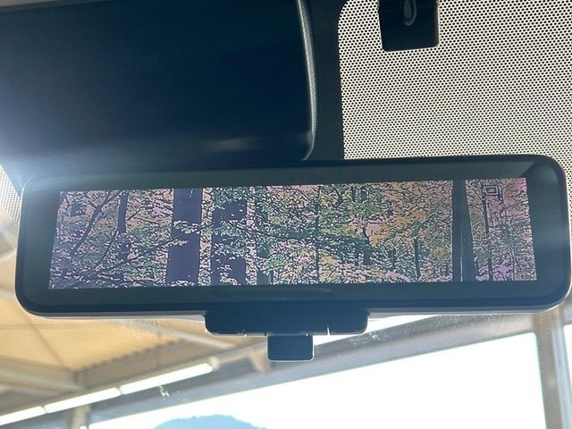 【インテリジェントルームミラー】後席の大きな荷物や同乗者で後方が確認しづらい時でも安心！カメラが撮影した車両後方の映像をルームミラー内に表示。クリアな視界で状況の確認が可能です！