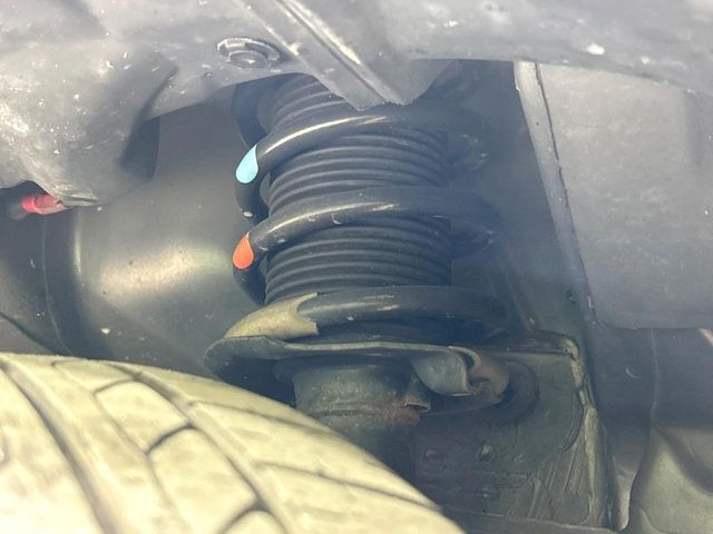 お車を安心してお乗りいただく為には、足回りの定期点検が欠かせません。サービスサポート（有償保証）では無料点検もご提供しており、安心のカーライフをお過ごしいただけるサポート体制が整っています。