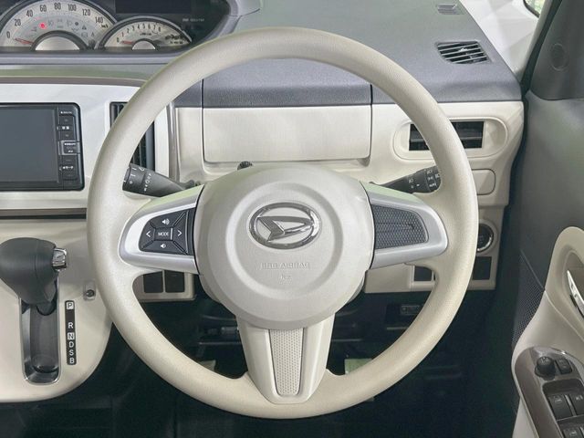 インテリアに合わせたデザインのステアリングは、運転される方のことも考え、運転しやすい形状、大きさです。是非一度、実際に触ってお確かめください。