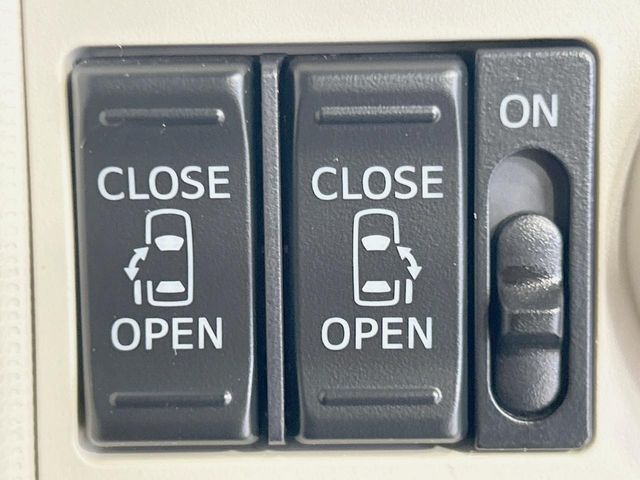 【両側パワースライドドア】スマートキーや運転席のスイッチで後席両側スライドドアの開閉が可能♪電動だから力を入れてドアを開ける必要が無く、小さなお子様でも簡単に開け閉めでき快適です♪